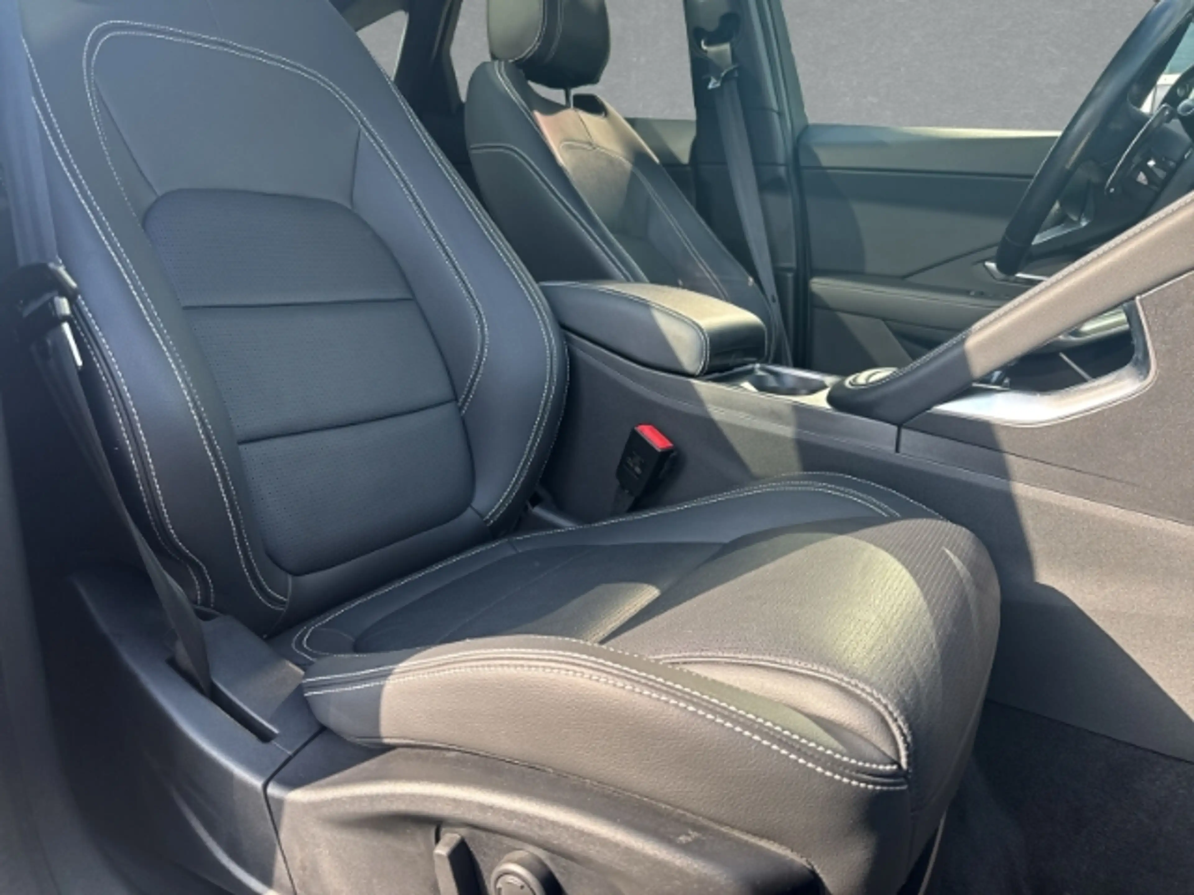 Jaguar E-Pace R-Dynamic SE AWD AD AHK-el. klappb. Panorama Navi — photo 3