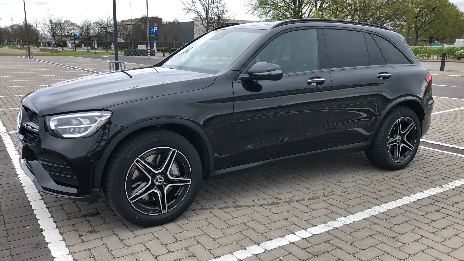 Mercedes-Benz GLC 200 4Matic 9G-TRONIC AMG Line Zwart - 1