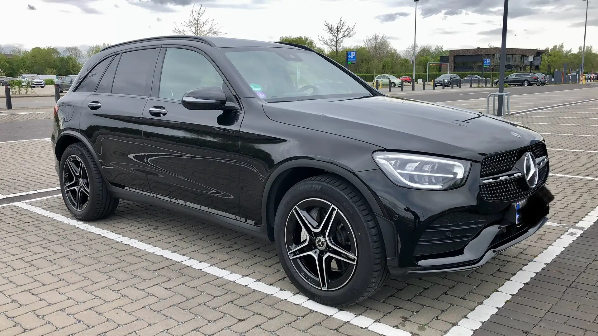 Mercedes-Benz GLC 200 4Matic 9G-TRONIC AMG Line Zwart - 2