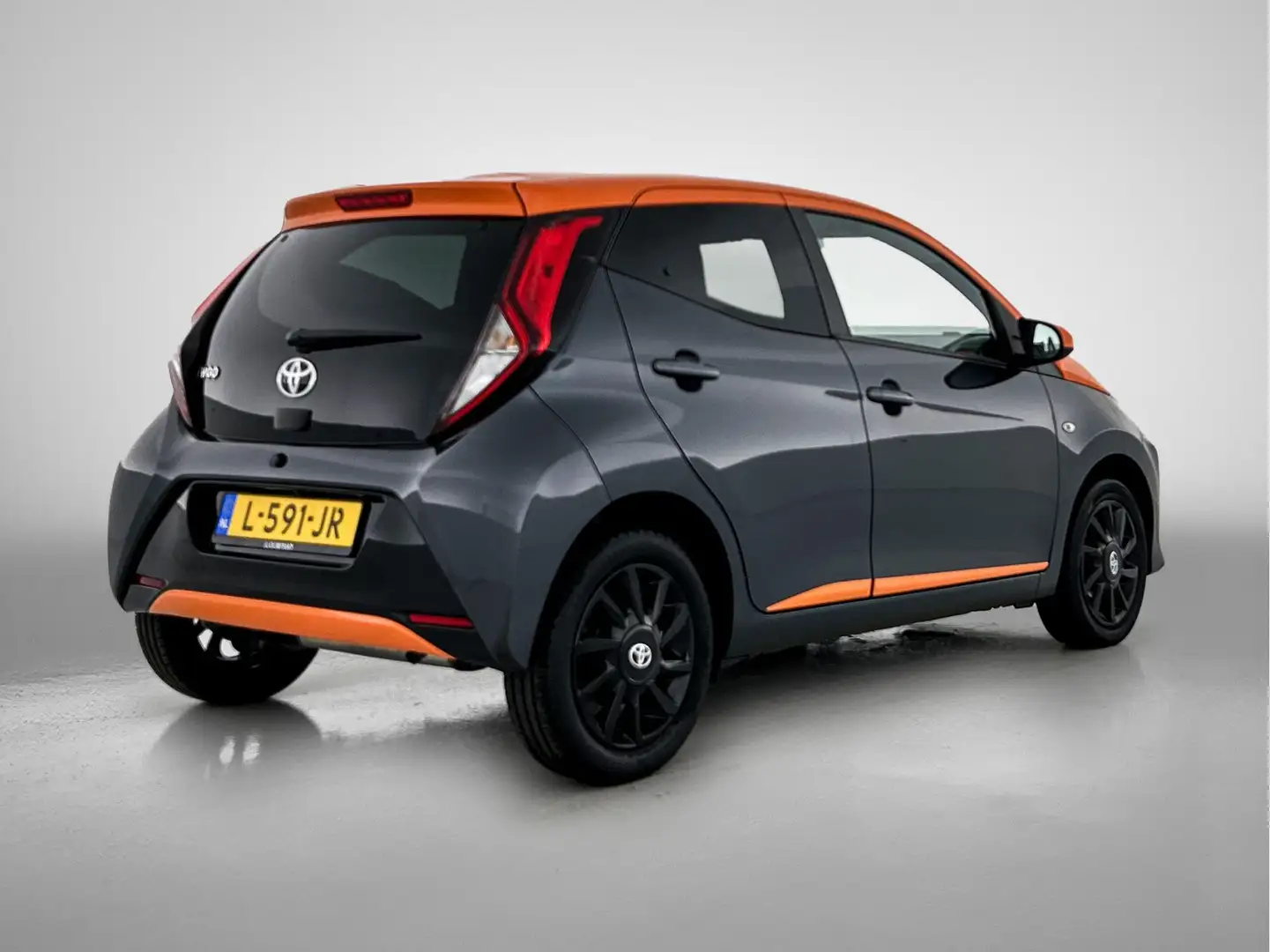 Toyota Aygo 1.0 VVT-i x-JBL | Climate Controle | Camera | Grijs - 2