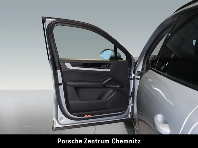 Porsche Cayenne view 10