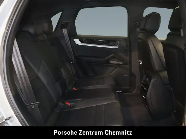 Porsche Cayenne view 8