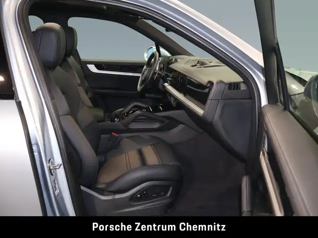 Porsche Cayenne view 13