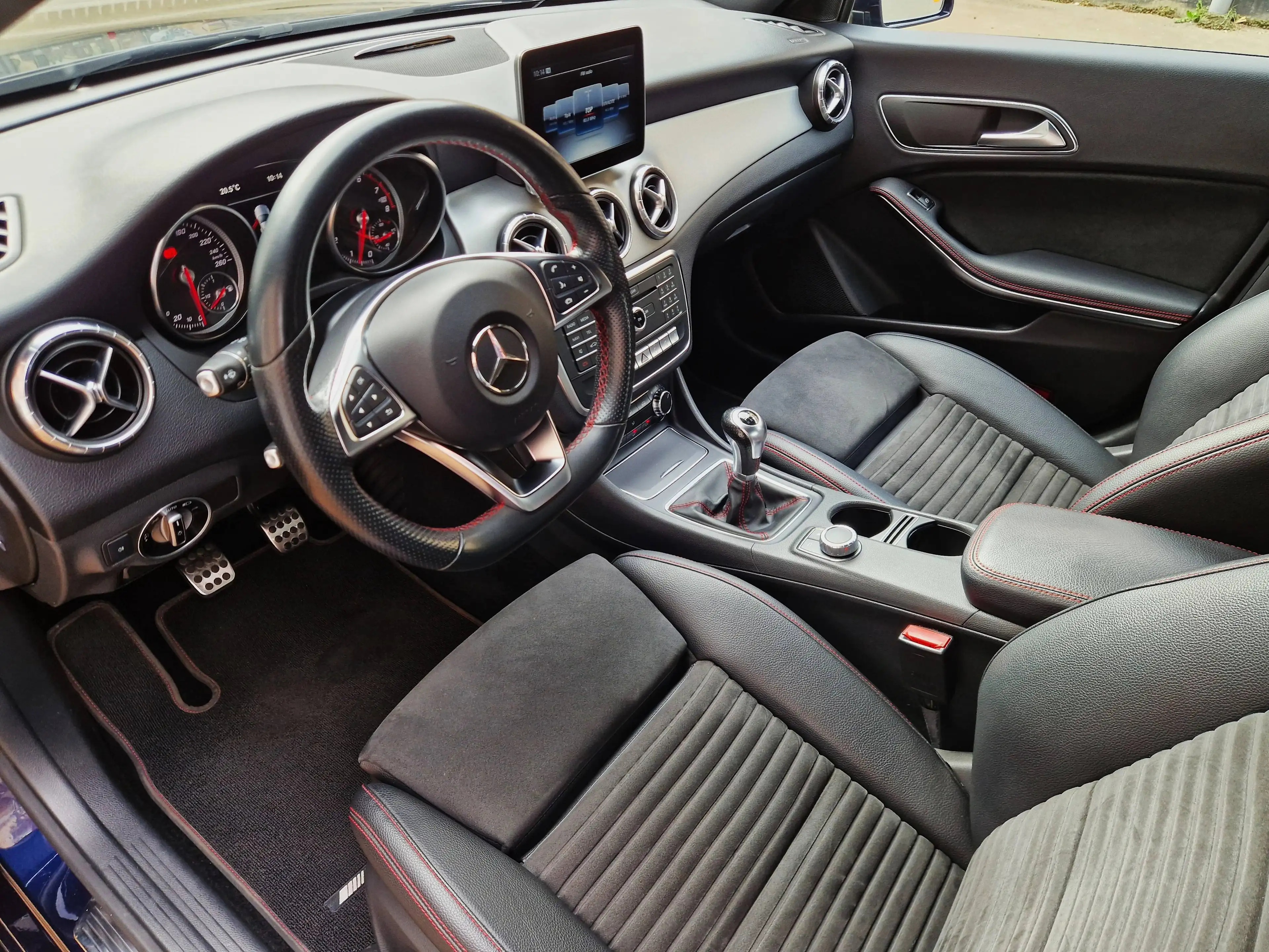 Mercedes-Benz CLA 180 CLA 180 met full AMG pack — photo 12