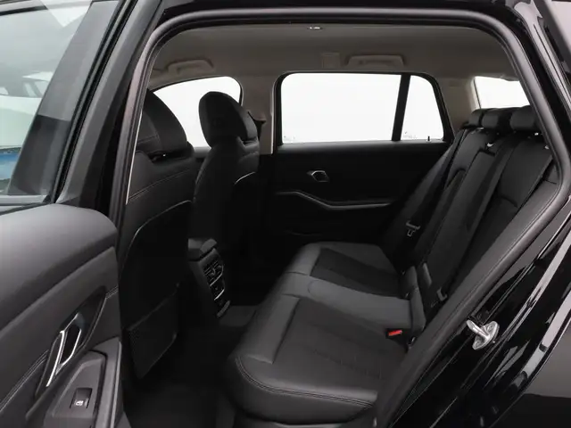 BMW 3 Series view 26