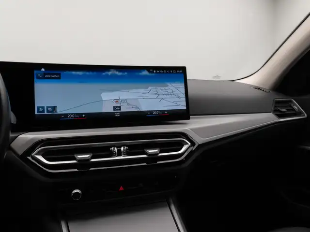 BMW 3 Series view 22