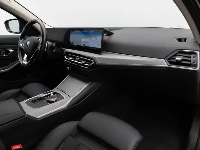 BMW 3 Series view 24