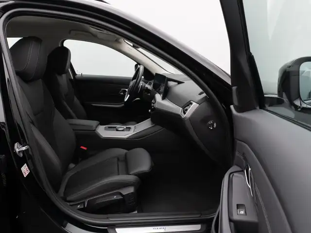 BMW 3 Series view 25