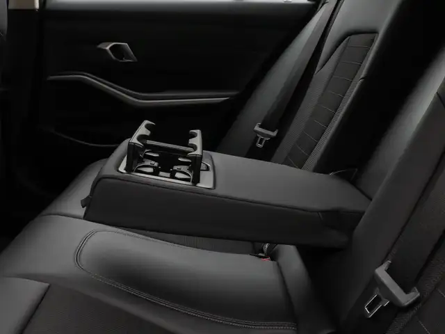 BMW 3 Series view 28