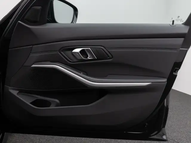 BMW 3 Series view 30