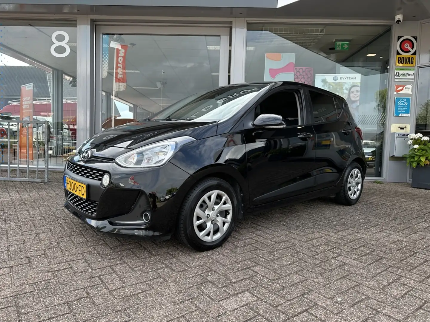Hyundai i10 (Verkocht) 1.0i Premium | Verwarmde stoelen + stuu Zwart - 2