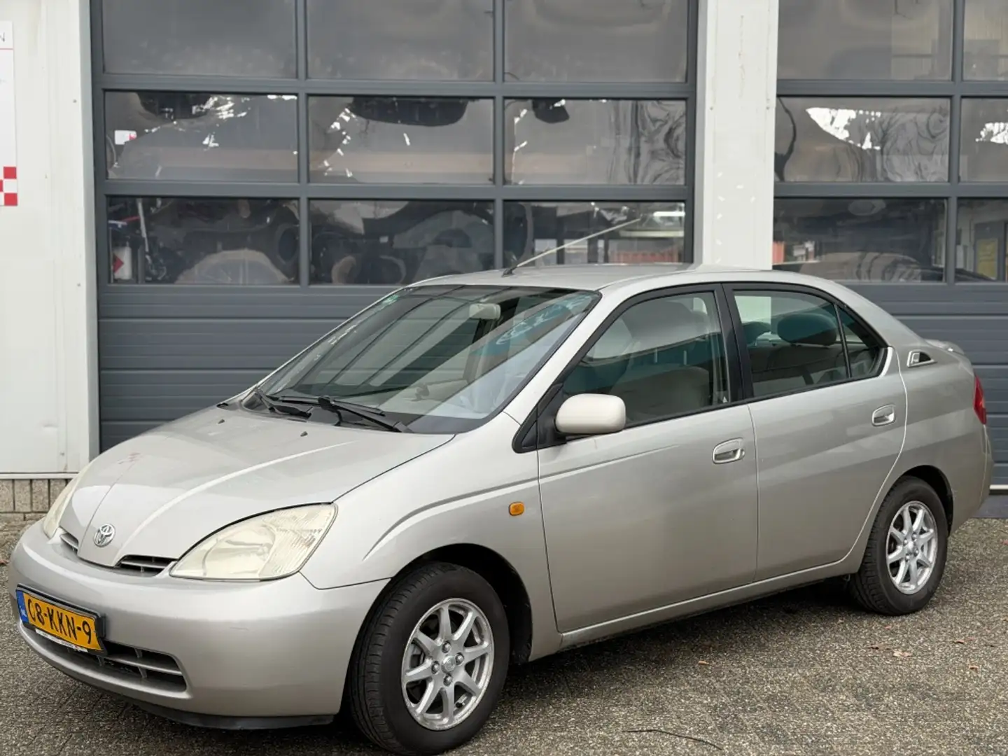 Toyota Prius 1.5 VVT-i Grau - 2