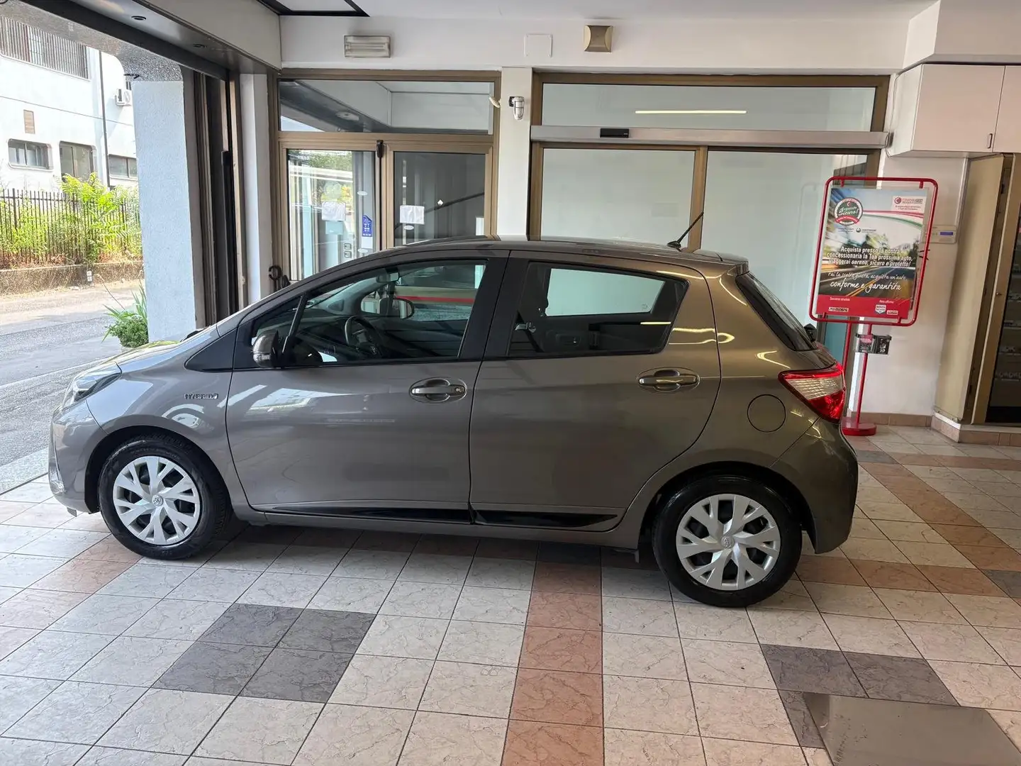 Toyota Yaris Yaris 5p 1.5h Cool Grigio - 1