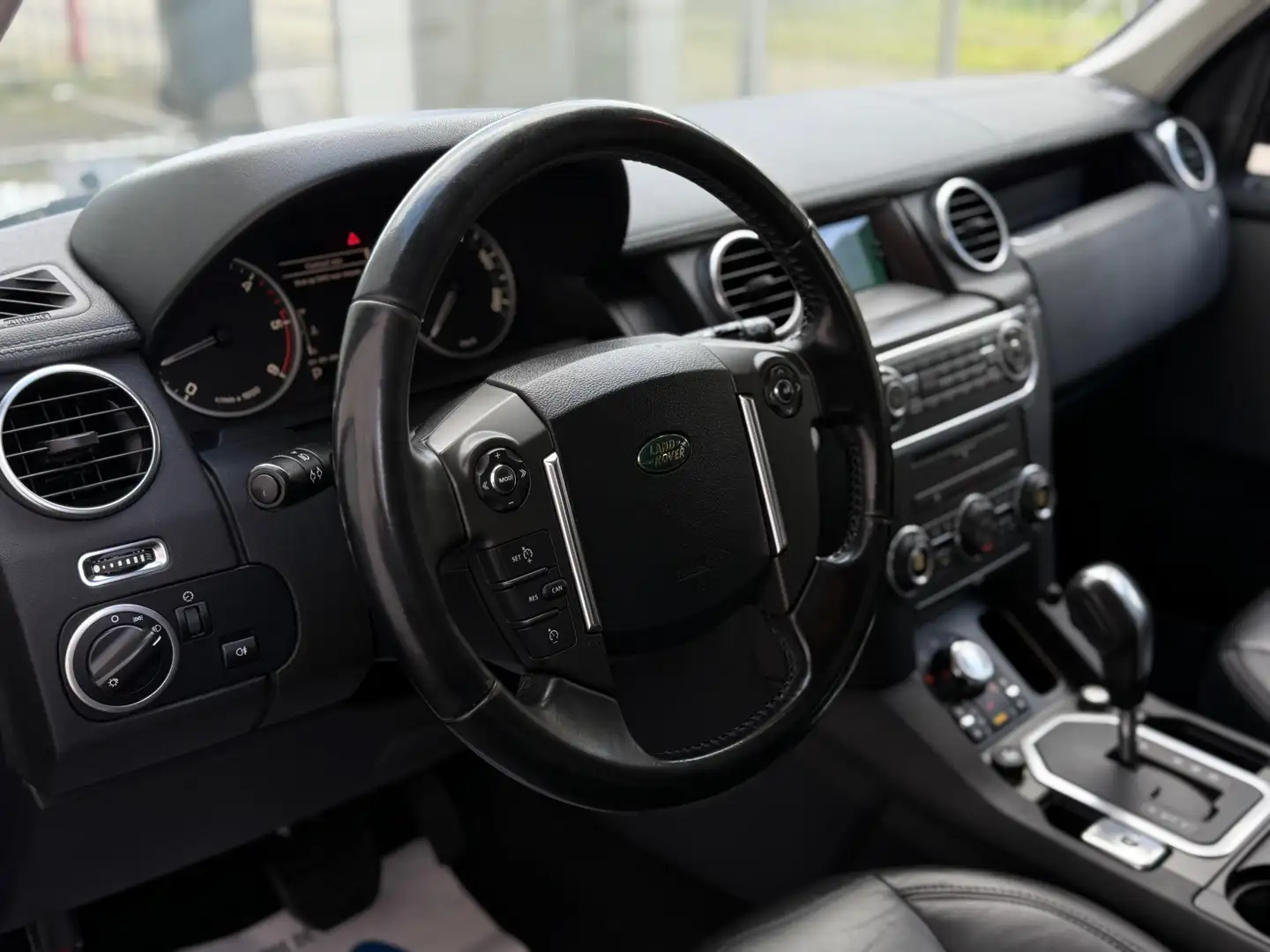 Land Rover Discovery 3.0 SDV6 SE - YOUNGTIMER - AUTOMAAT - VOLLEDIG OND Zwart - 2