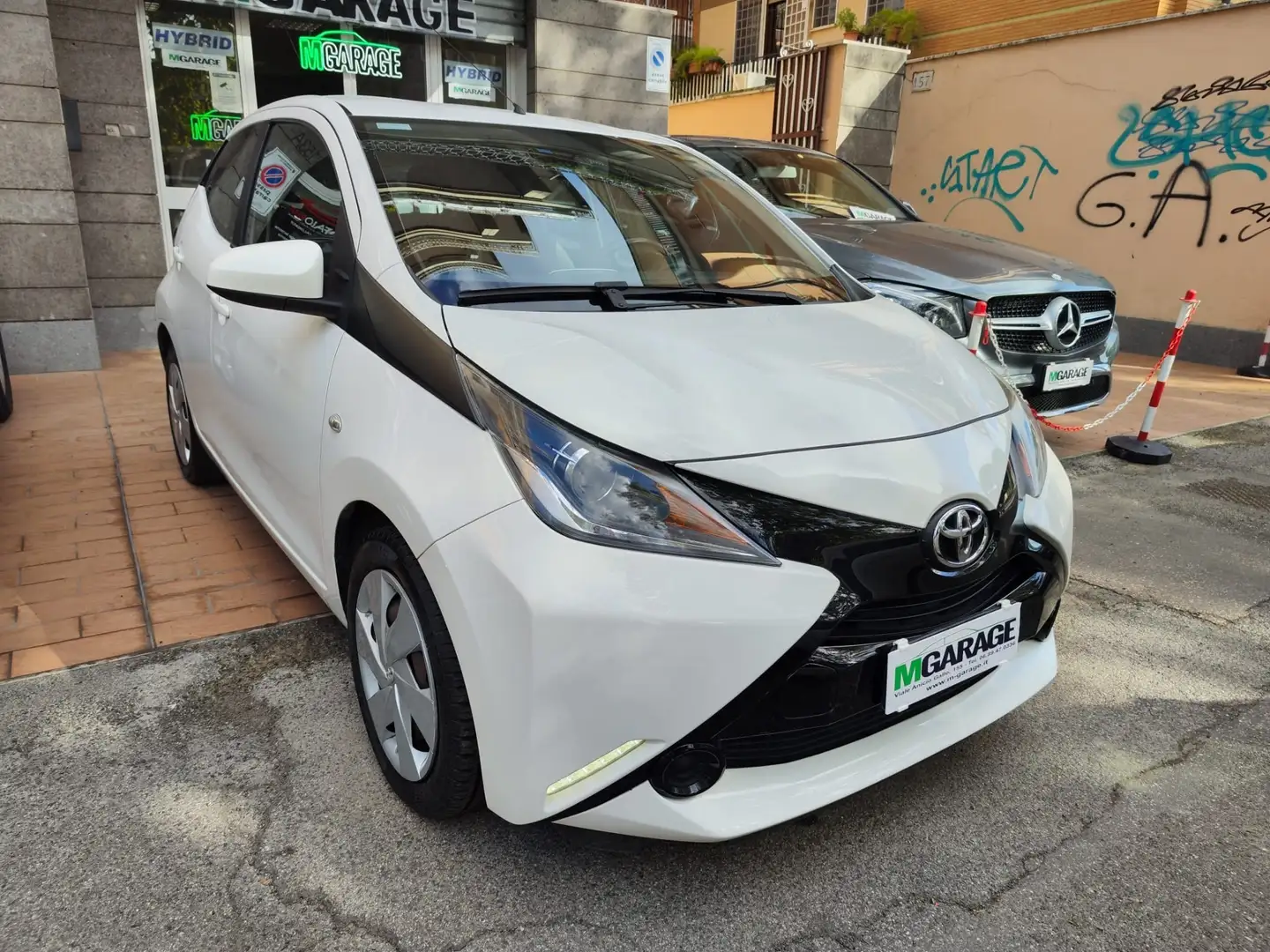 Toyota Aygo Connect 1.0 VVT-i 72CV 5 porte x-business Weiß - 1