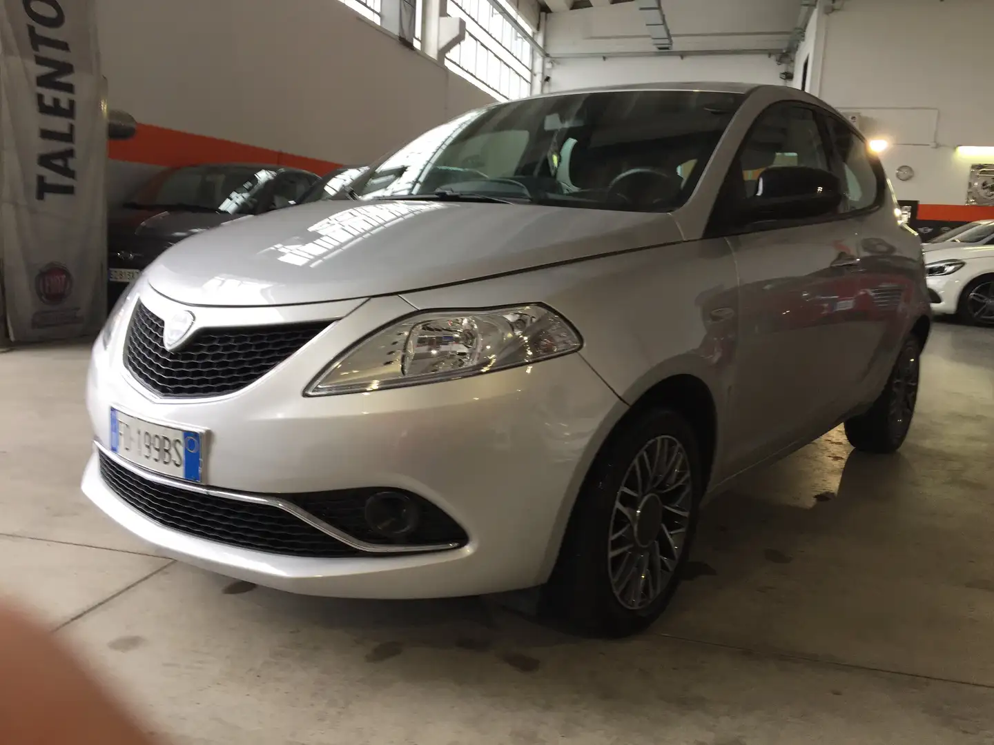 Lancia Ypsilon Ypsilon 1.2 Gold 69cv Gris - 2