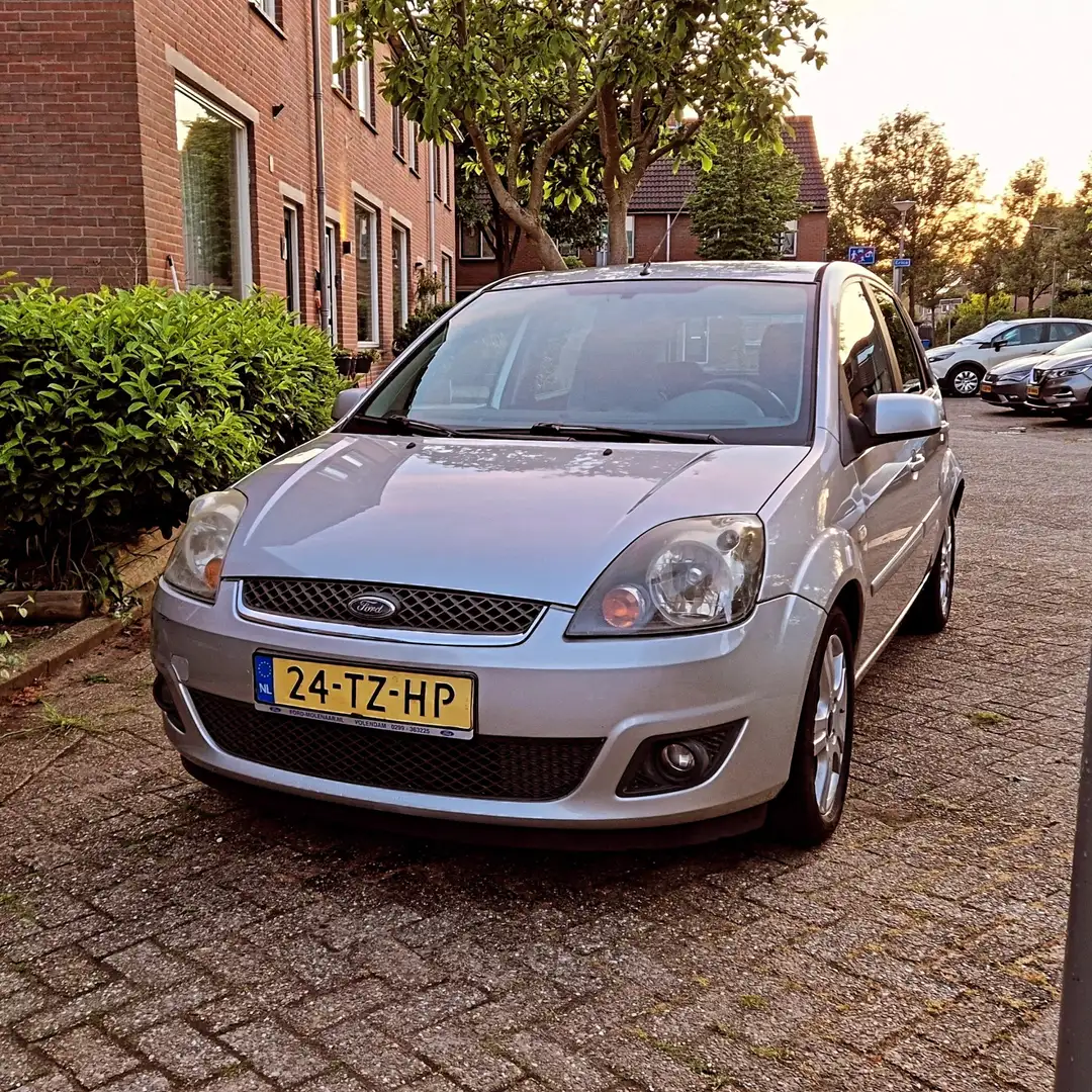Ford Fiesta 1.4-16V Futura Stříbrná - 1