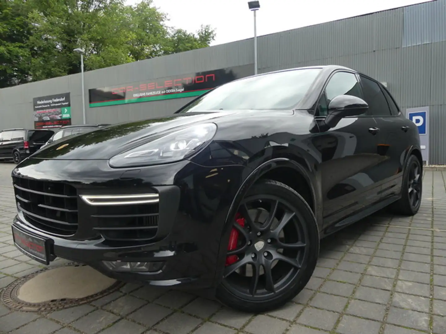 Porsche Cayenne GTS Sport Chrono PANO/21ZOLL/LED/AHK/ACC Schwarz - 2
