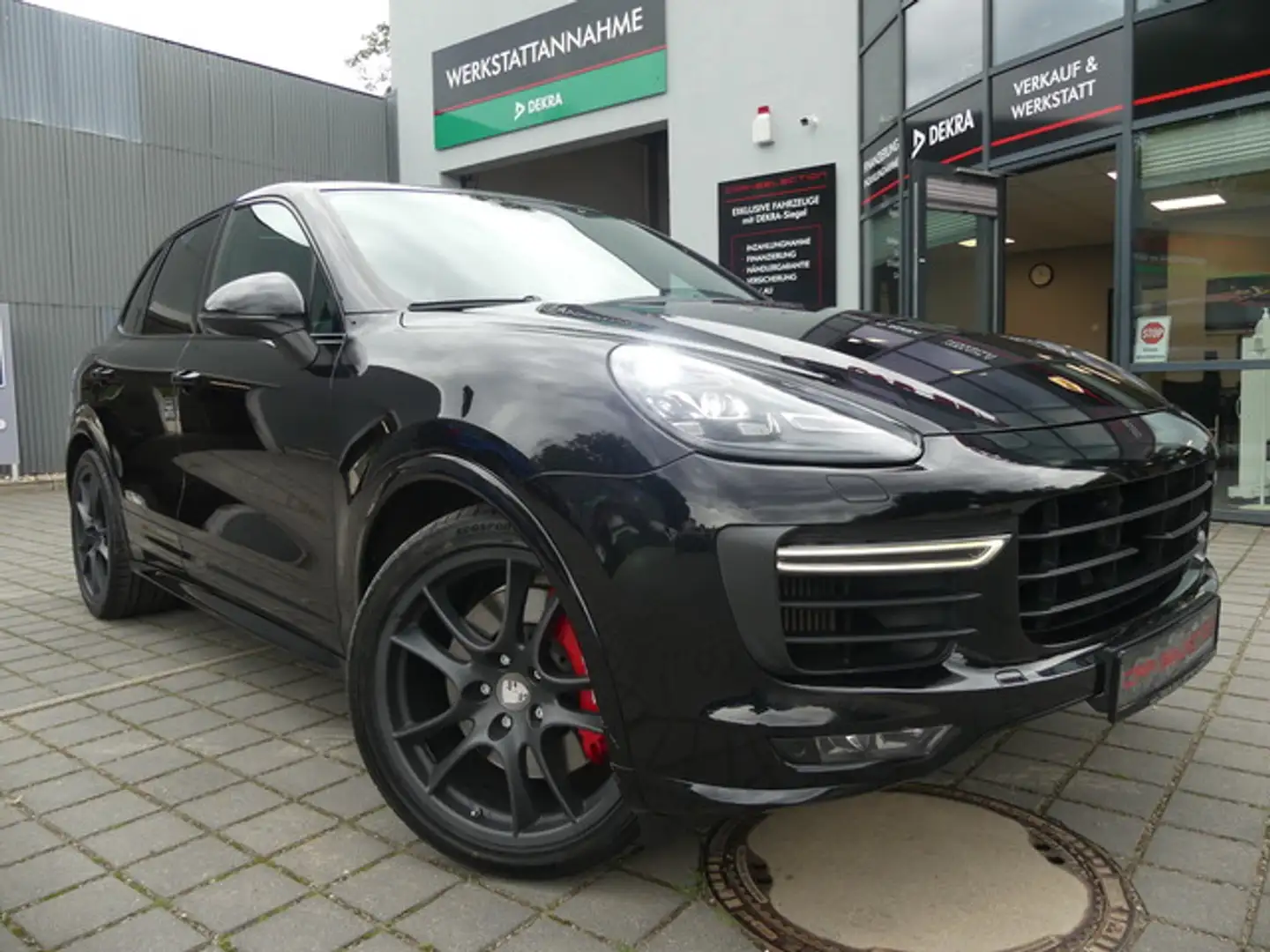 Porsche Cayenne GTS Sport Chrono PANO/21ZOLL/LED/AHK/ACC Schwarz - 1