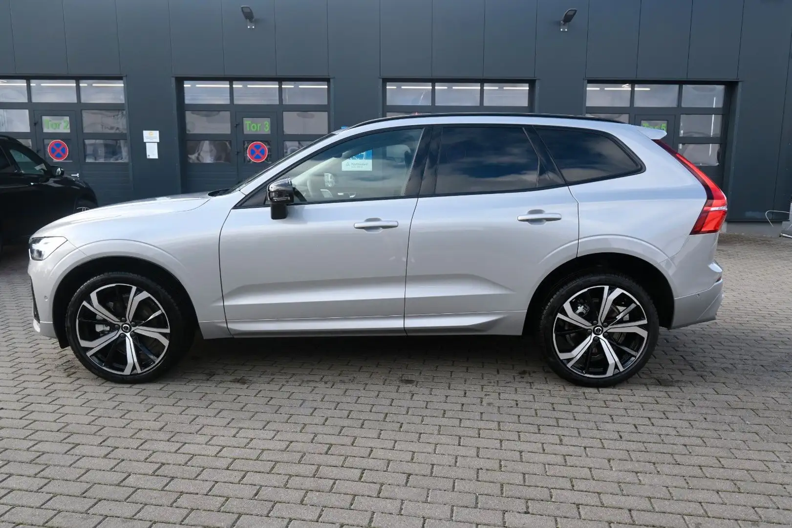Volvo XC60 B4 D AWD Ultimate Dark*STDHZG*360°*ACC*AHK Silber - 2