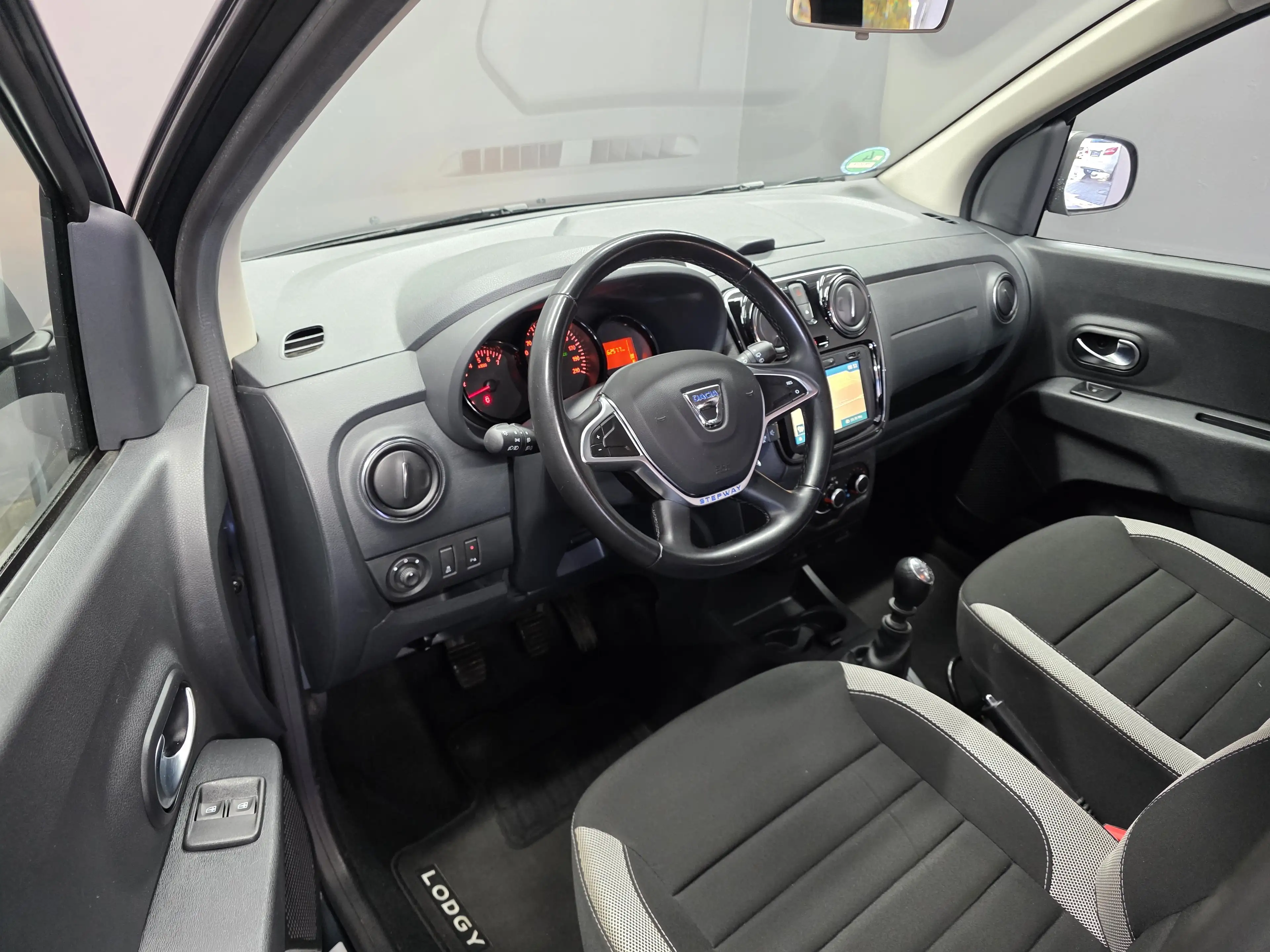 Dacia Lodgy Stepway, 7 SITZER, NAVI, R-KAMERA, ANHÄNGERK. — photo 7