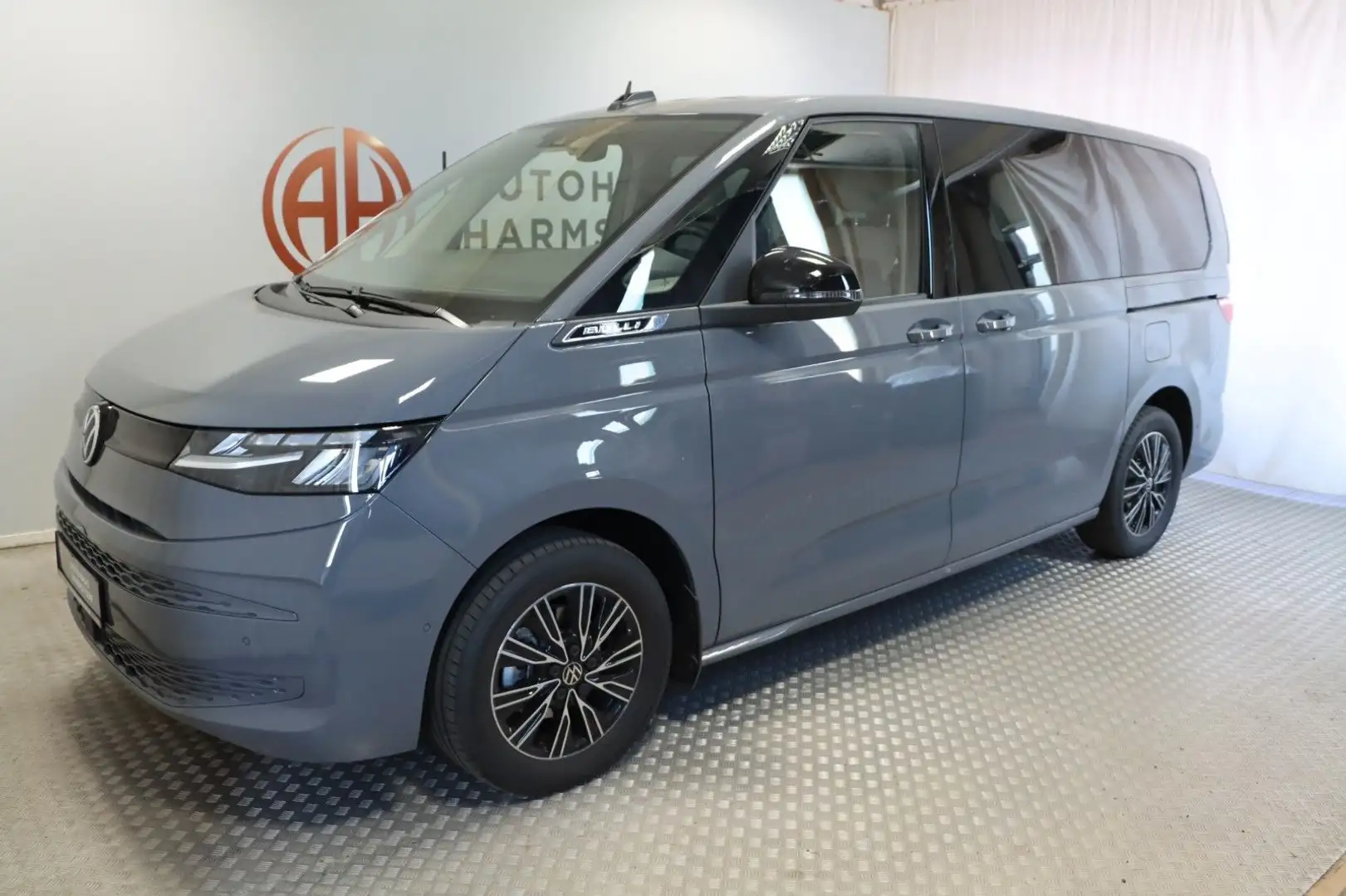 Volkswagen T7 Multivan 2.0 DSG lang LÜ  AHK StHz Vis a Vis Grau - 2