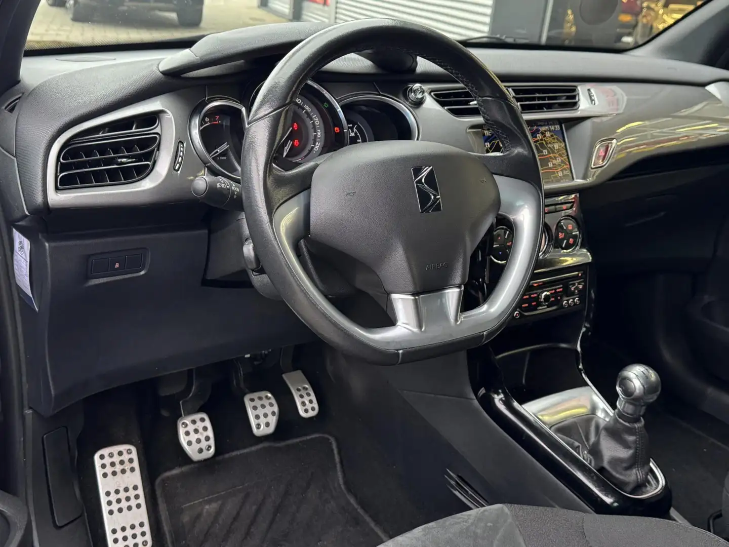 Citroen DS3 1.2 VTi So Chic - Navigatie I Airco I Sport pakket Violett - 2