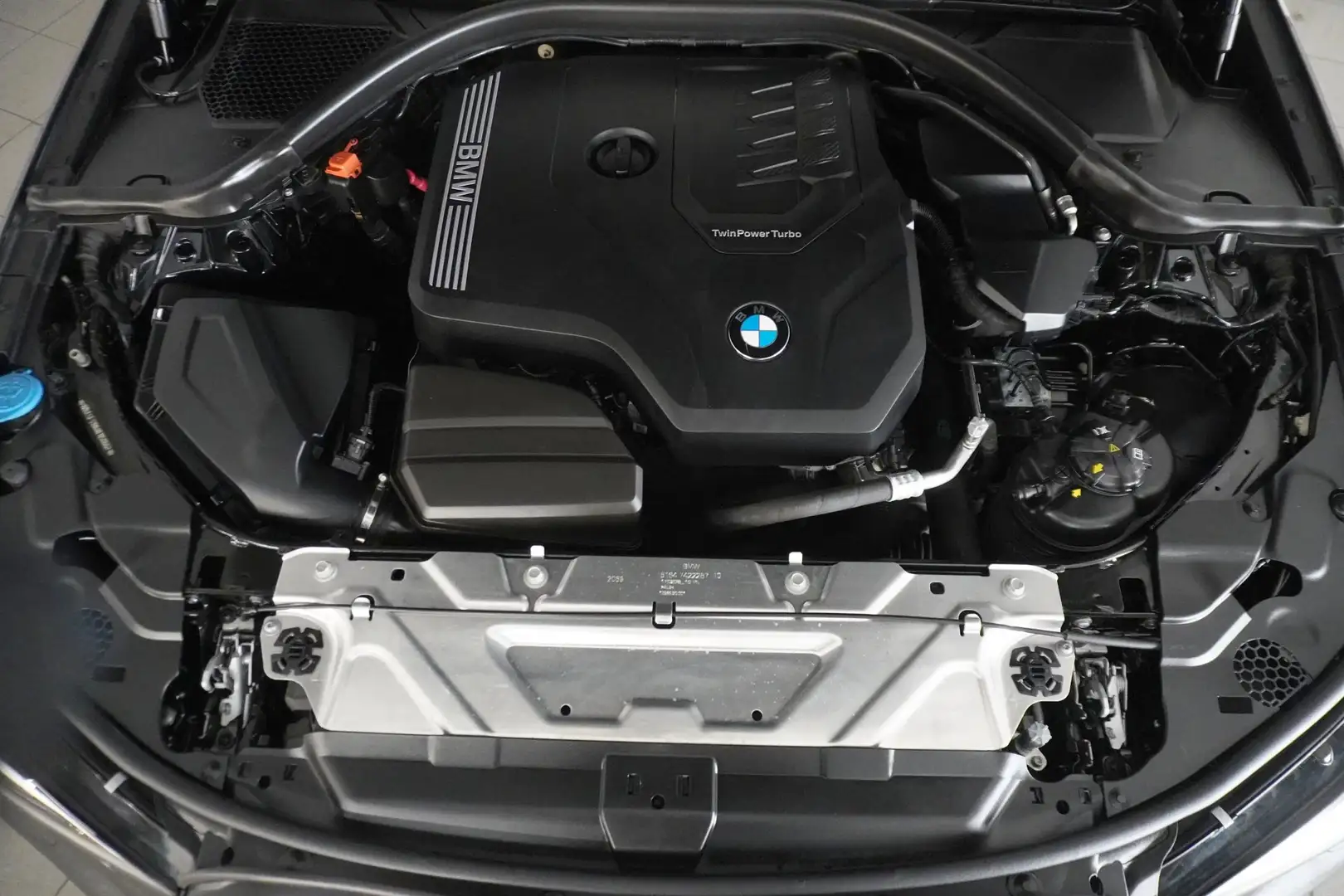 BMW 320 i Schwarz - 2