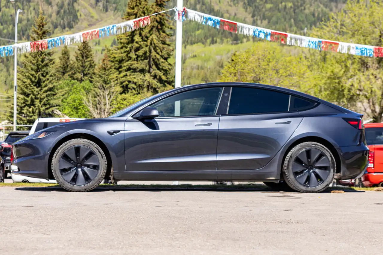Tesla Model 3 снимка Tesla Model 3