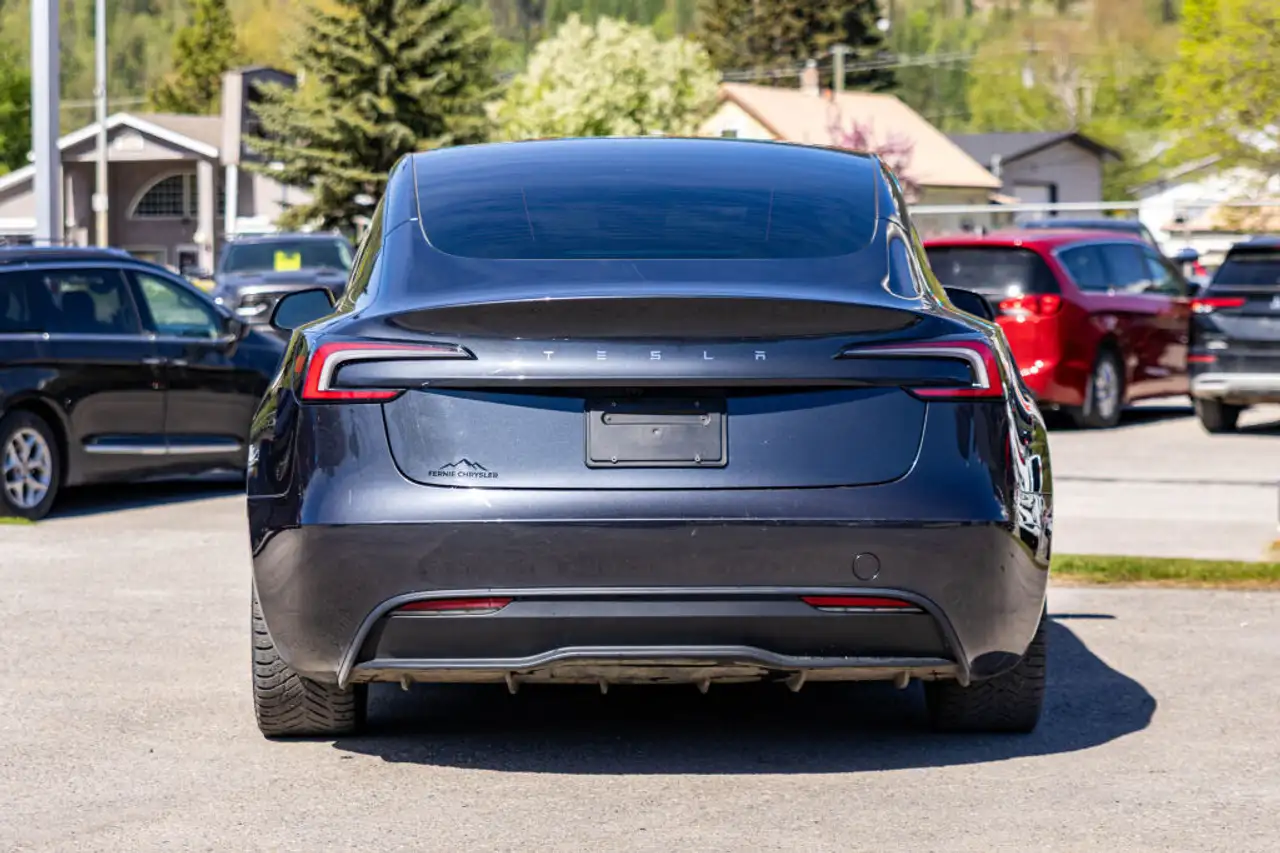 Tesla Model 3 снимка Tesla Model 3
