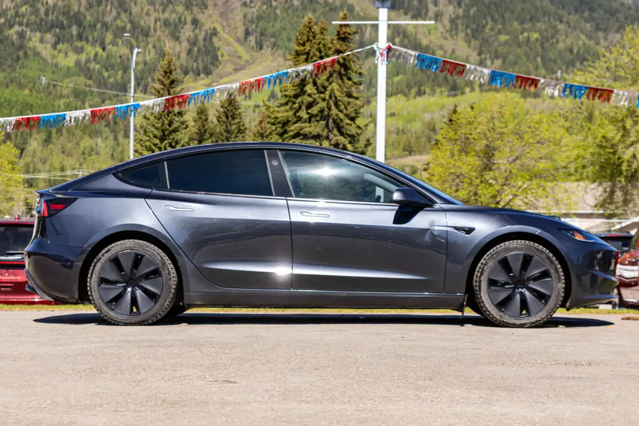 Tesla Model 3 снимка Tesla Model 3
