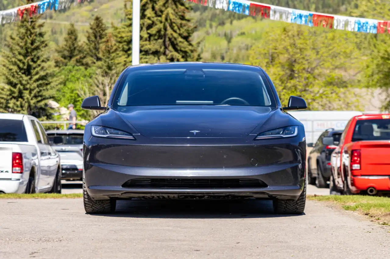 Tesla Model 3 снимка Tesla Model 3