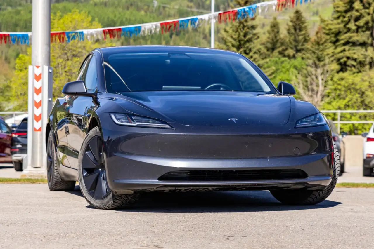 Tesla Model 3 снимка Tesla Model 3