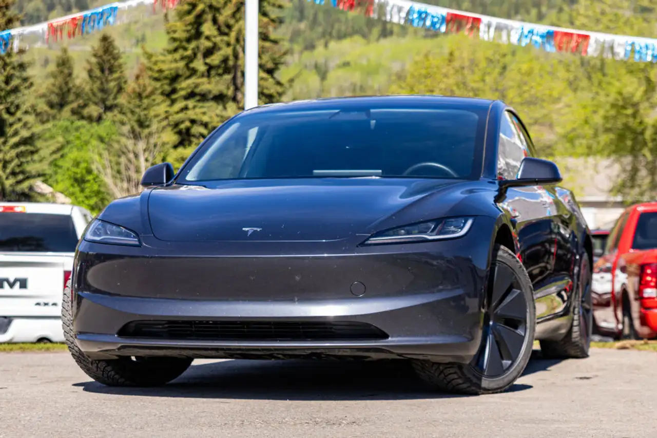 Tesla Model 3 снимка Tesla Model 3