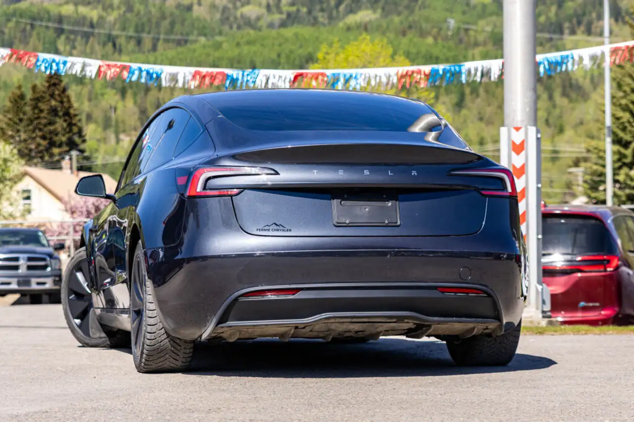 Tesla Model 3 снимка Tesla Model 3
