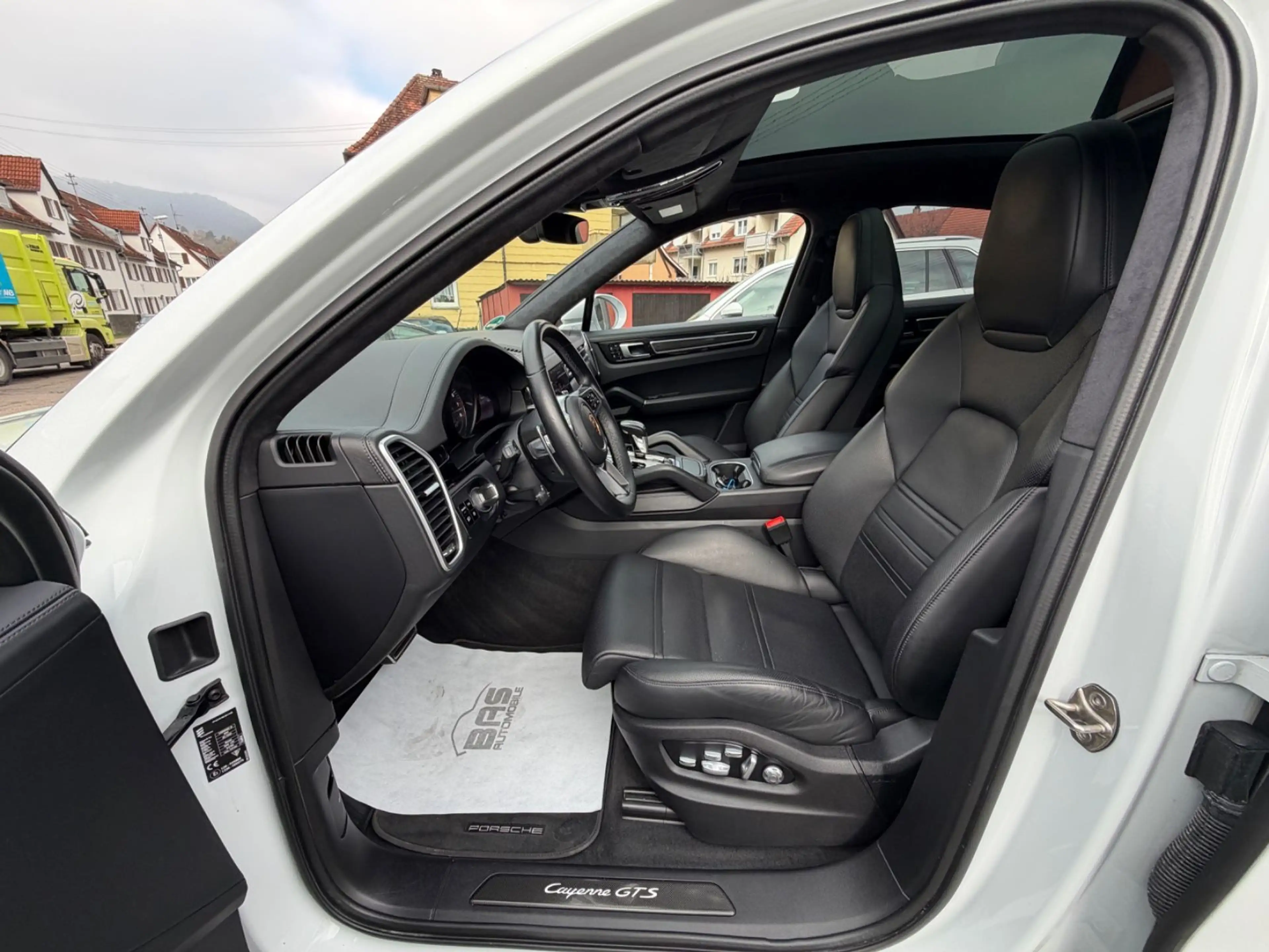 Porsche Cayenne Coupe GTS*APPROVED*NV*AHK*PANO*HAL*SH* — photo 8