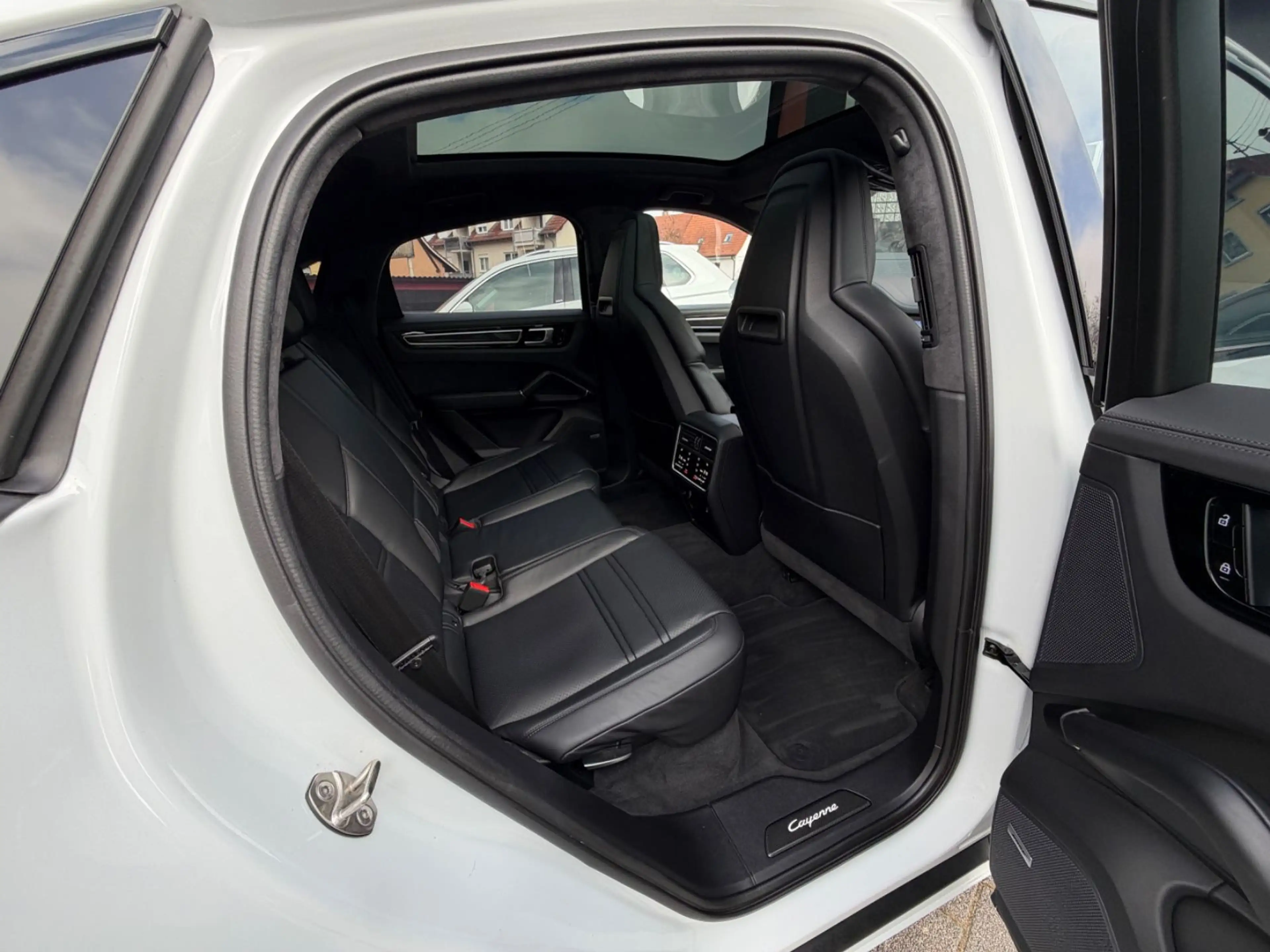 Porsche Cayenne Coupe GTS*APPROVED*NV*AHK*PANO*HAL*SH* — photo 11