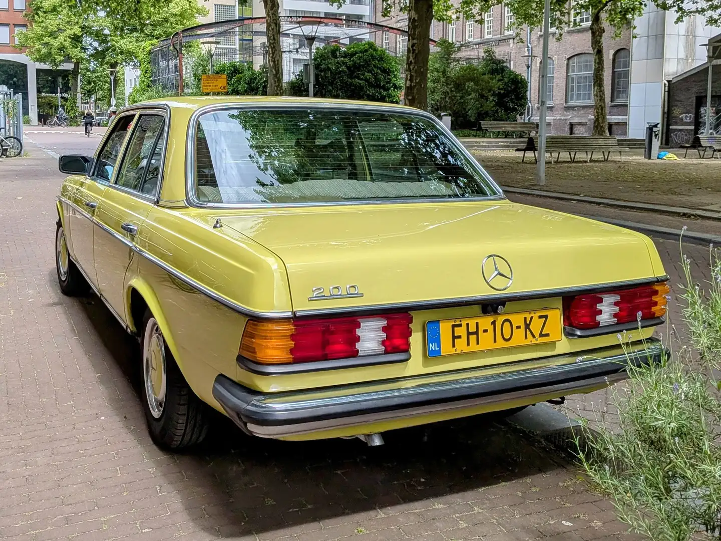 Mercedes-Benz 200 W123 Jaune - 2
