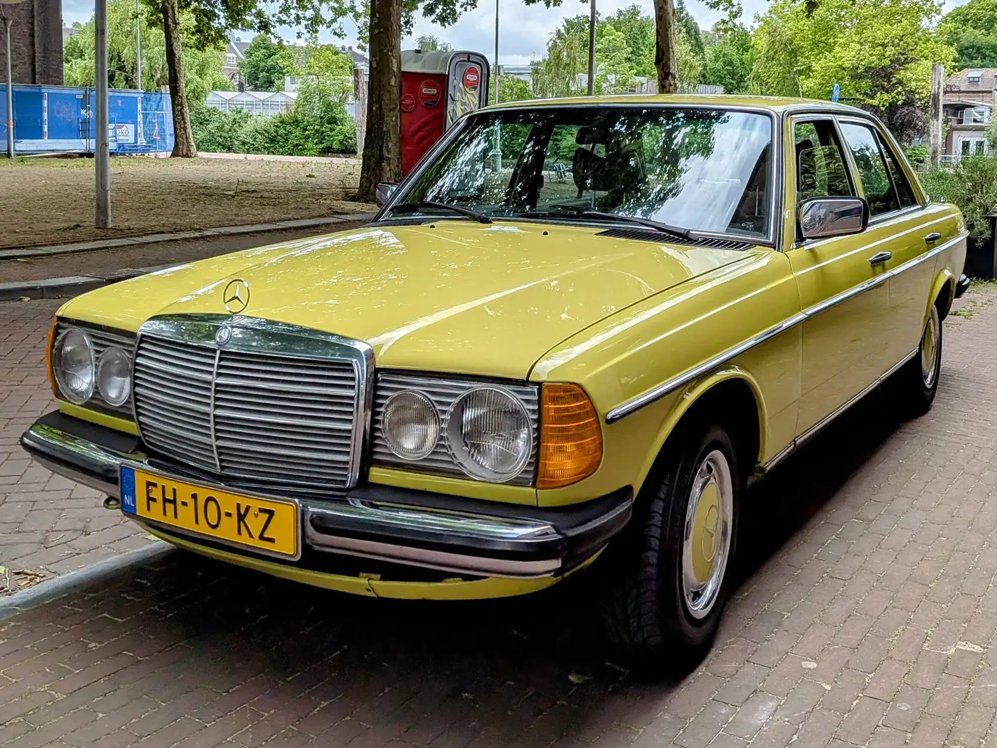 Mercedes-Benz 200 W123 Jaune - 1