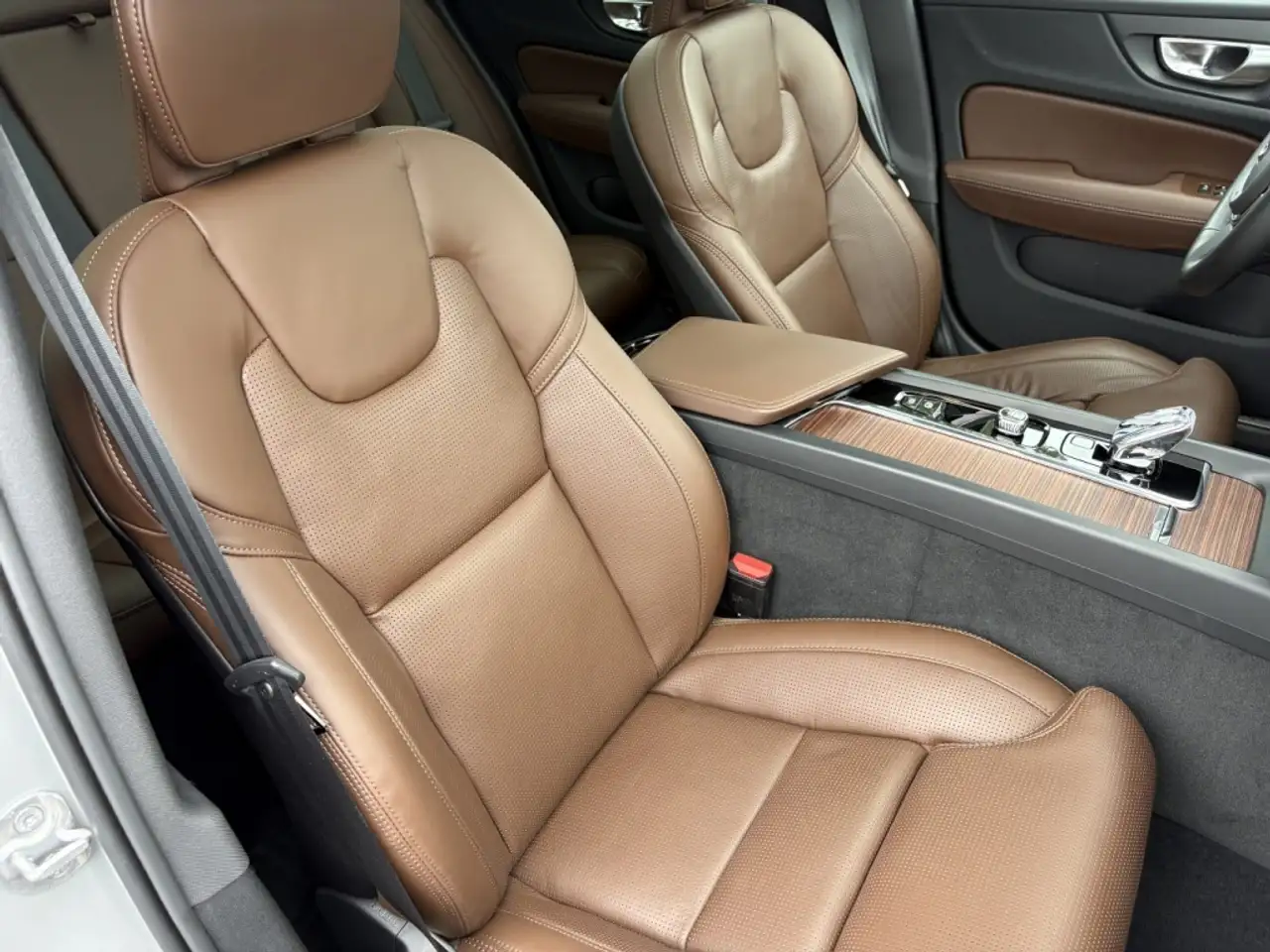 Volvo V60 Cross Country снимка Volvo V60 Cross Country