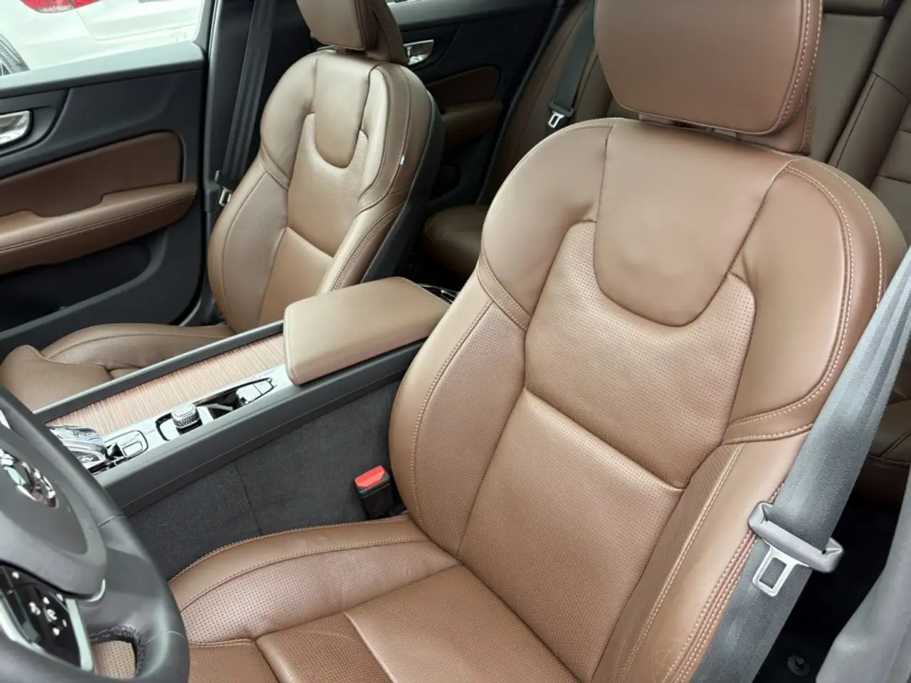 Volvo V60 Cross Country снимка Volvo V60 Cross Country