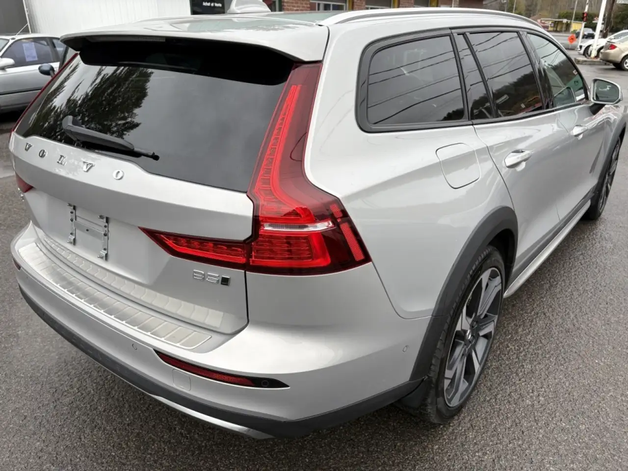 Volvo V60 Cross Country снимка Volvo V60 Cross Country