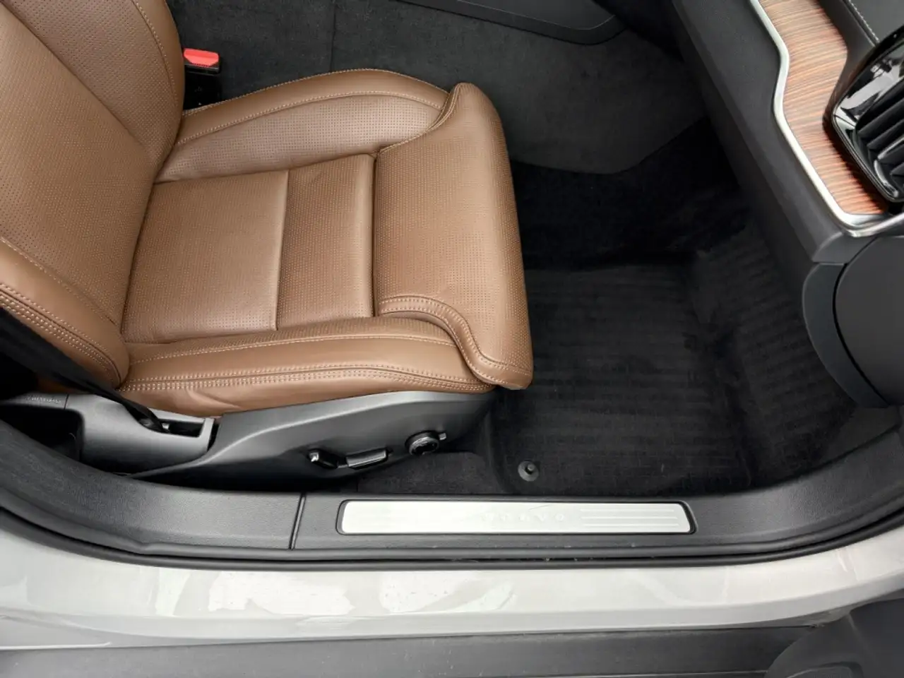 Volvo V60 Cross Country снимка Volvo V60 Cross Country