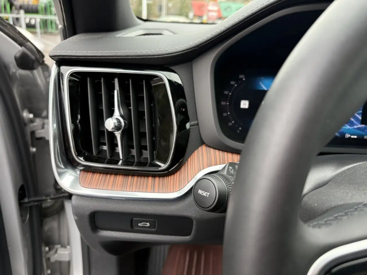 Volvo V60 Cross Country снимка Volvo V60 Cross Country