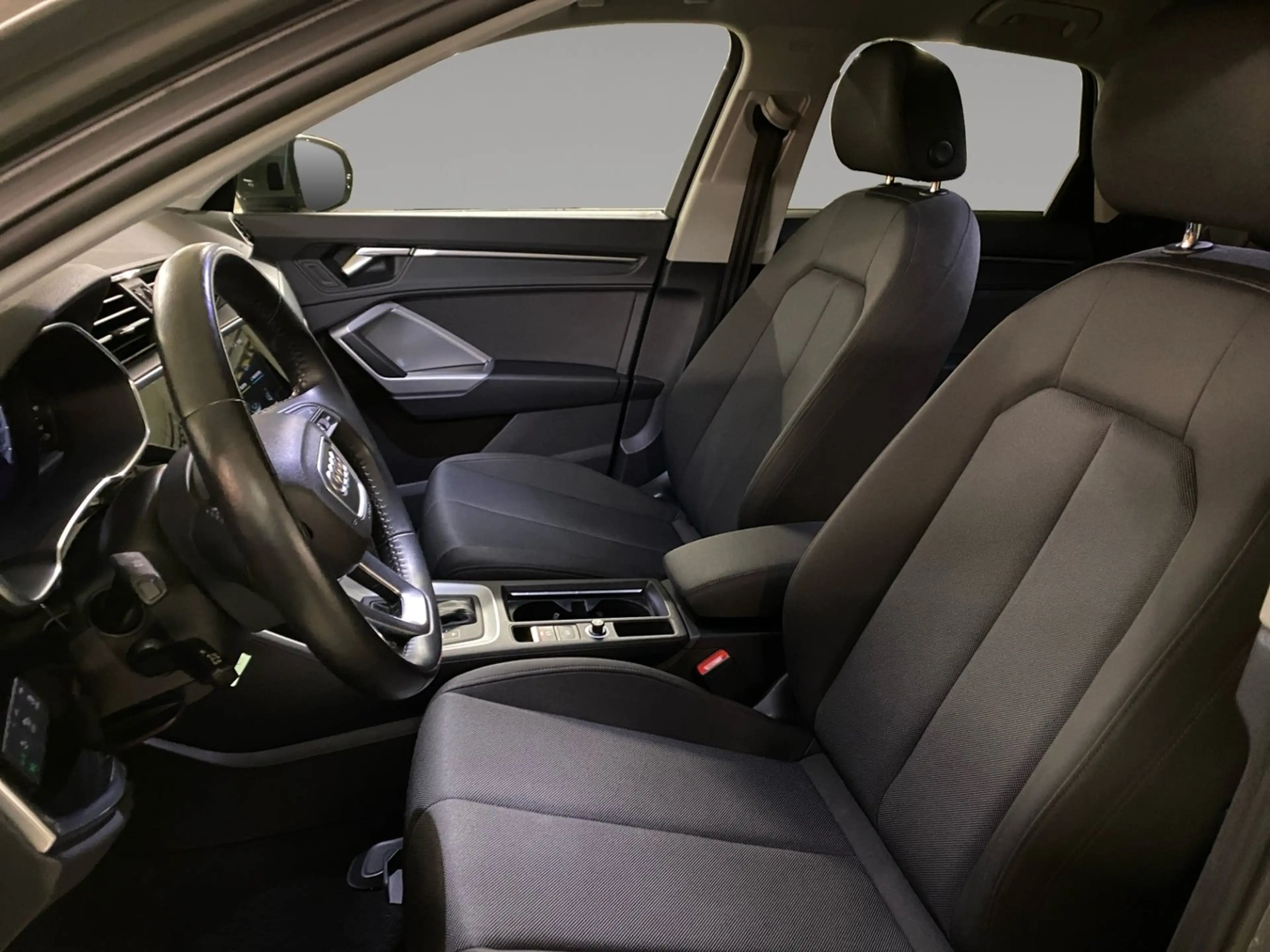 Audi Q3 35 TFSI — photo 13