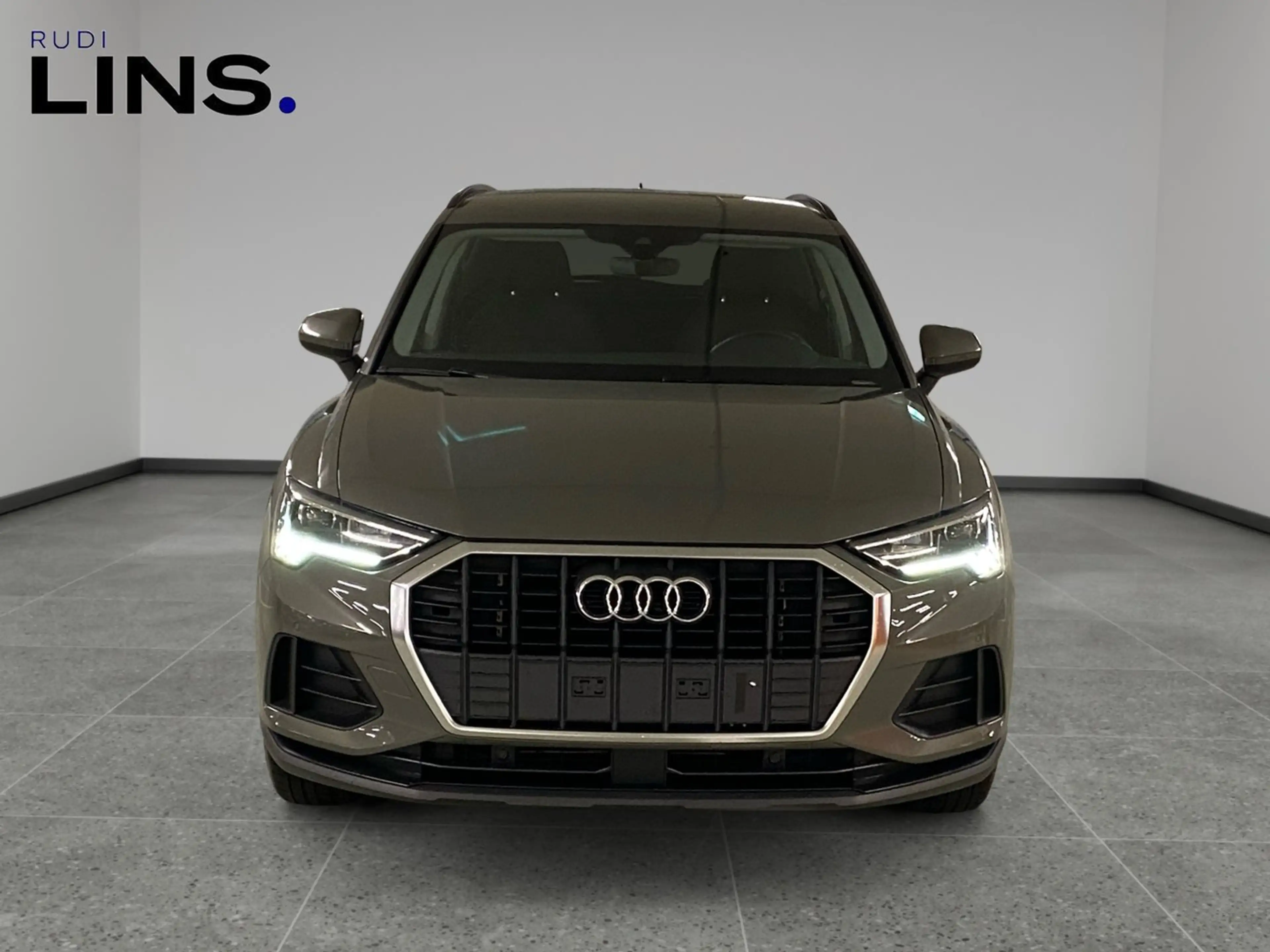 Audi Q3 35 TFSI — photo 2