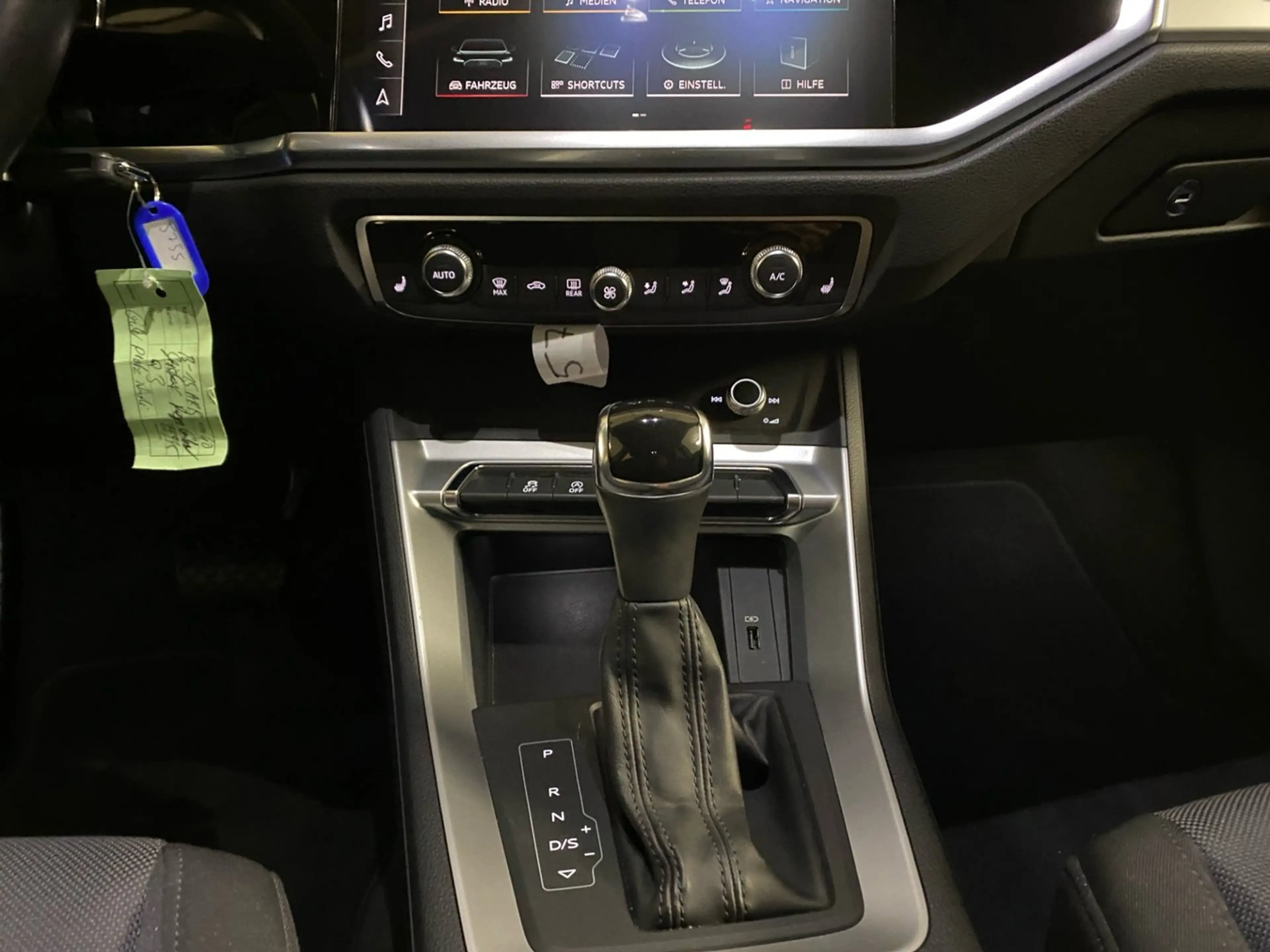 Audi Q3 35 TFSI — photo 12