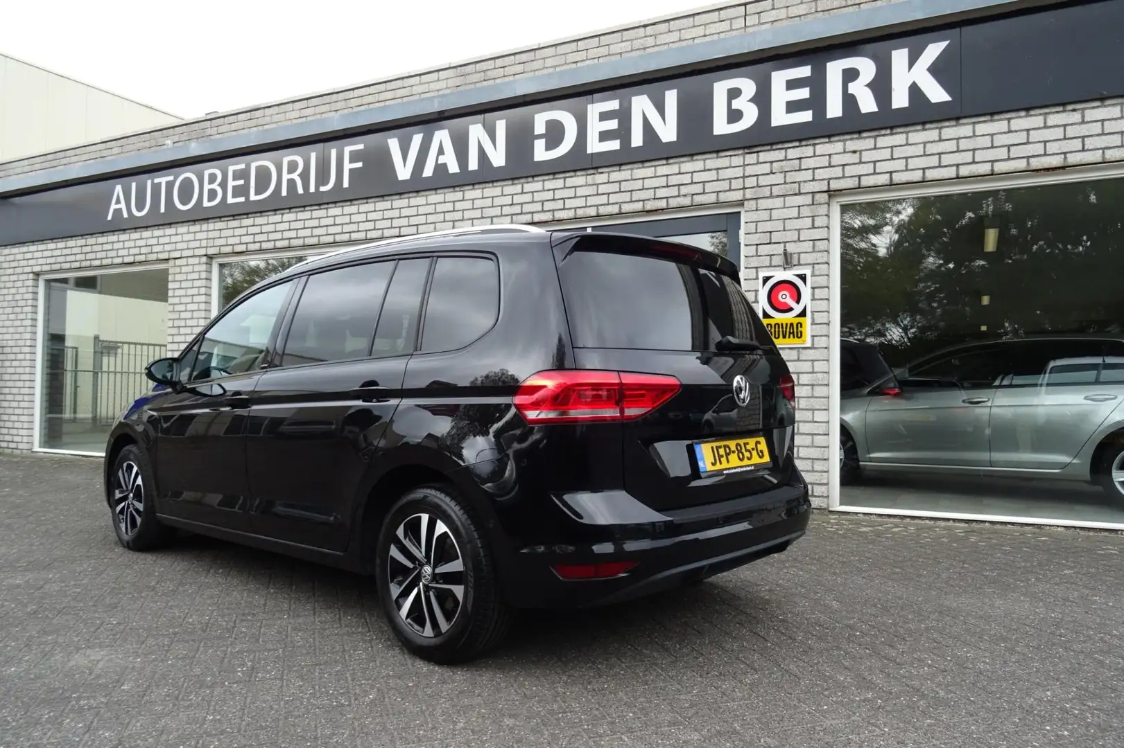 Volkswagen Touran 1.5 TSI ACT Comfortline Business 7p, IQ Drive, DSG Zwart - 2
