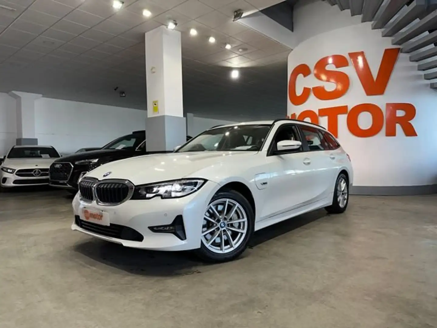 BMW 330 330e xDrive Touring Blanc - 2