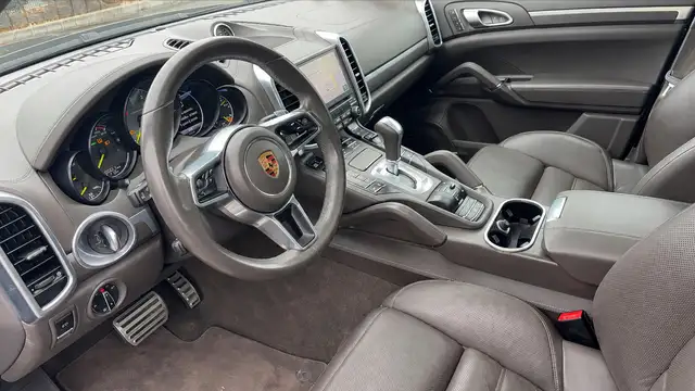 Porsche Cayenne view 8